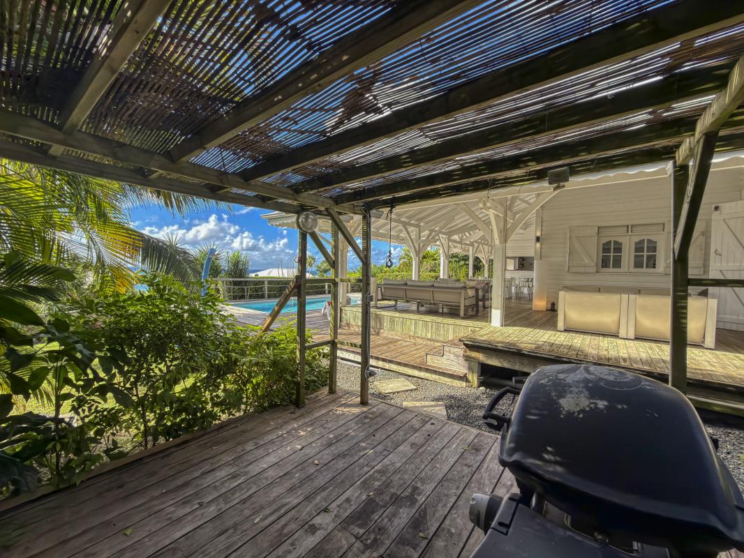 33.Location Villa piscine vue mer Sainte Anne Guadeloupe_Coin barbecue